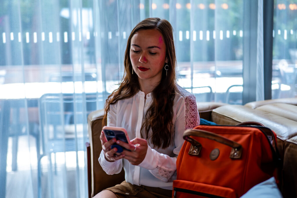 Photo d'Alexia Peytoureau qui cherche des mots-clés.