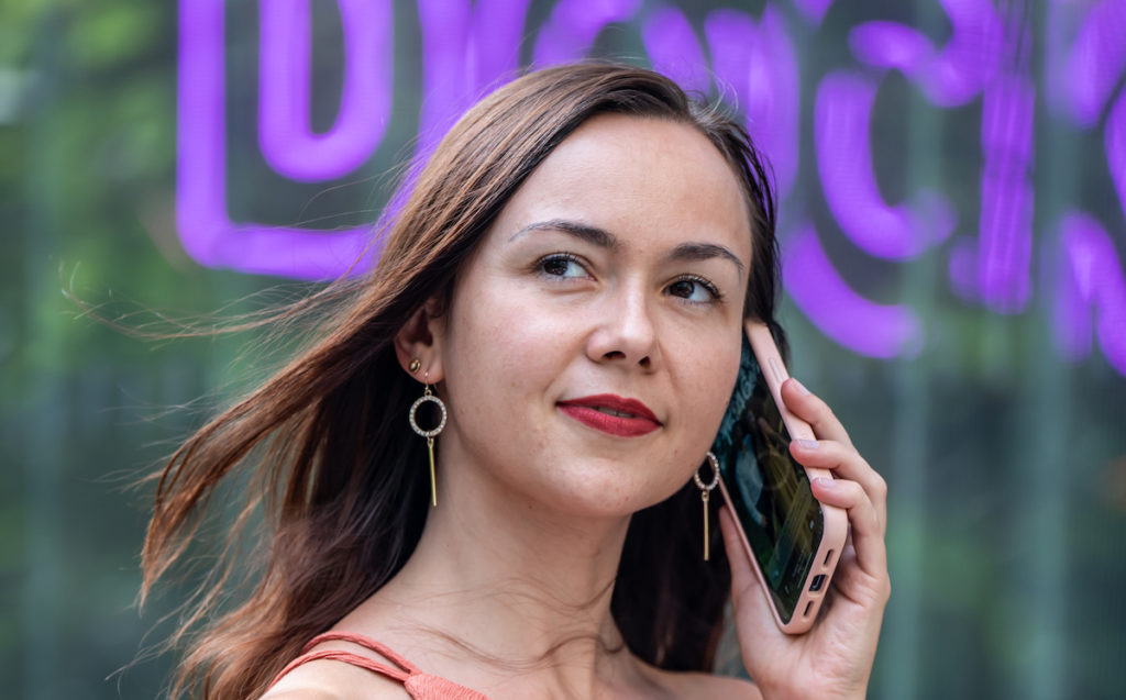 Alexia Peytoureau au téléphone avec un prospect pour briefing.