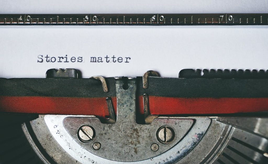 Image d'une machine à écrire avec marqué "stories matter" (les histoires sont importantes)