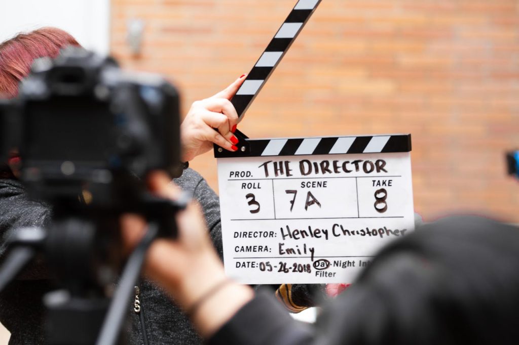 Clap de cinéma sur fond de briques pour illustrer l'importance de la vidéo dans votre image de marque.