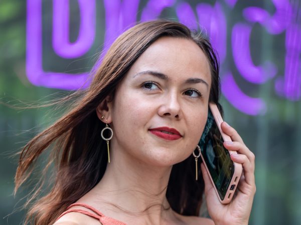 Alexia Peytoureau au téléphone avec un prospect pour briefing.