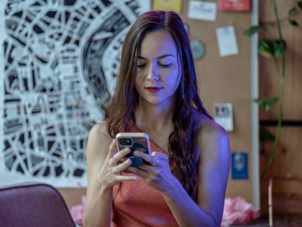 Photo d'Alexia Peytoureau, consultante SEO qui peut vous aider à communiquer en période de crise.