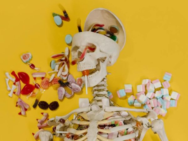 Image d'un squelette sur fond jaune avec des bonbons représentant la mort du SEO