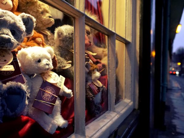 Vitrine d'un magasin à la nuit tombée.