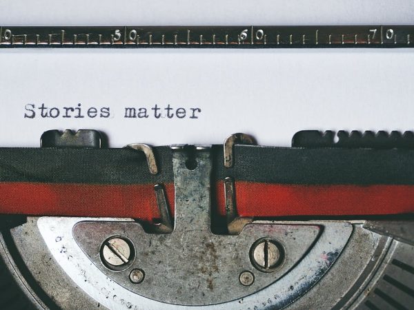Image d'une machine à écrire avec marqué "stories matter" (les histoires sont importantes)