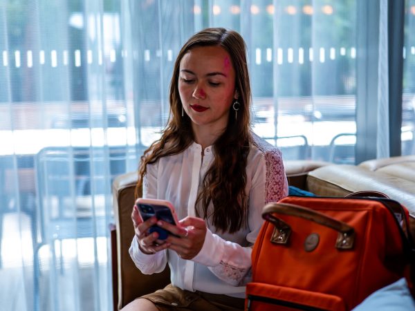 Photo d'Alexia Peytoureau qui cherche des mots-clés.